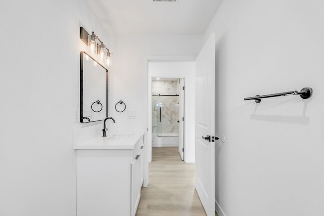 Building Photo - Fully Remodeled 4-Bed 2-Bath Home in Prime...