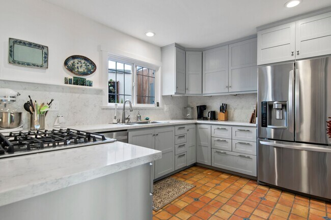 Building Photo - 6240 Tapia Dr