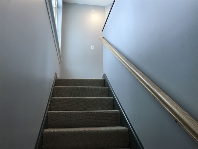 Building Photo - 37 E Ridge Dr