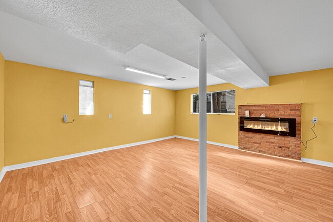 Building Photo - $2,795.00  - 4 Beds, 2 Baths, Single Famil...