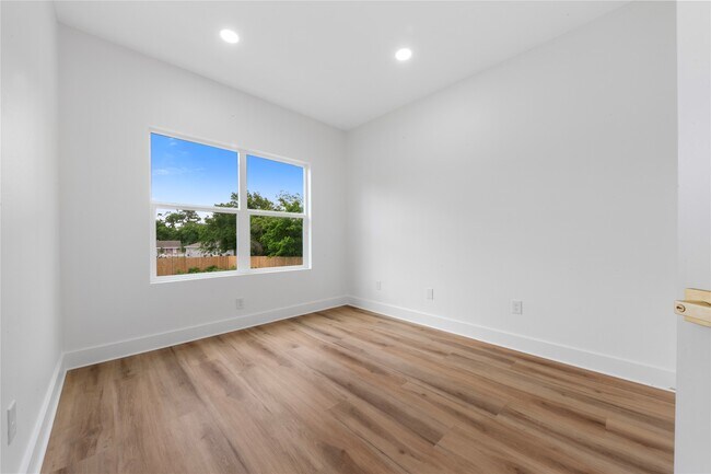 Building Photo - 7117 Springdale St