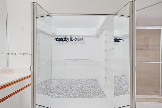 Building Photo - 3600 Mystic Pointe Dr