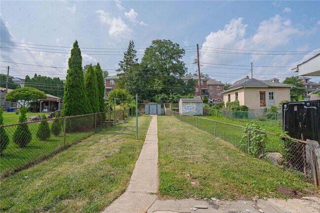 Building Photo - 1037 Seneca St