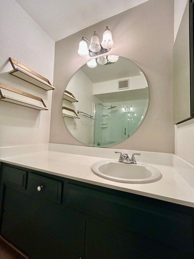 Building Photo - Prime 2 Bed, 2 Bath in La Jolla!