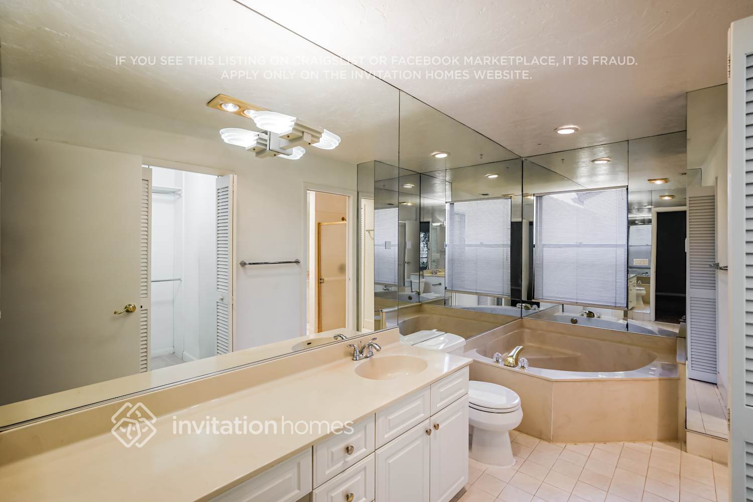 Building Photo - 7045 Golf Pointe Cir