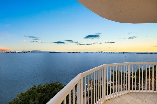 Building Photo - 1420 Brickell Bay Dr