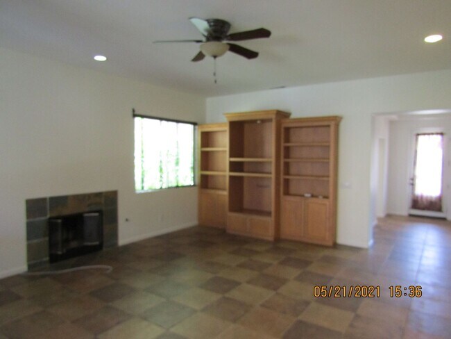 Building Photo - Centrally Located Single Story Home in Traditions