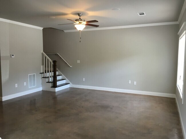 Building Photo - Pre- Leasing Fall 2026 5 Bedroom Near Down...