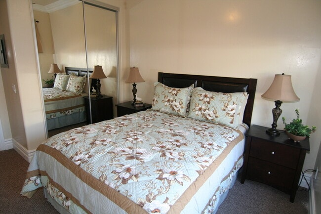 Building Photo - Charming 1 Bed / 1 Bath Duplex Close To Ca...