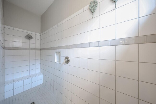 Building Photo - 1424 E Pedro Rd