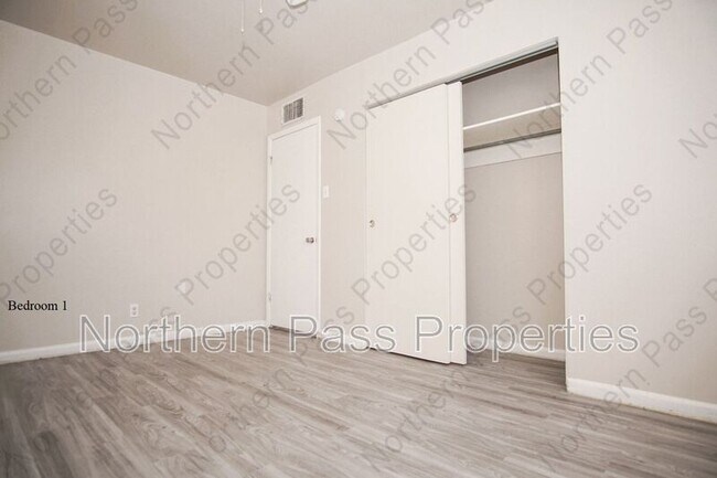 Building Photo - 2414 Silver