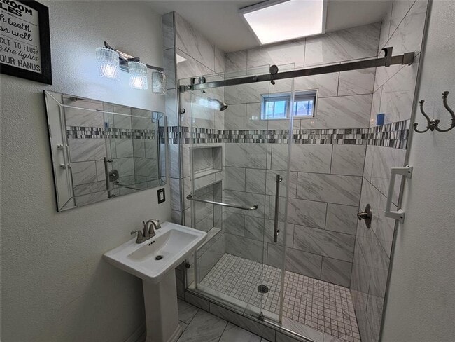 Building Photo - 6940 Hemlock St
