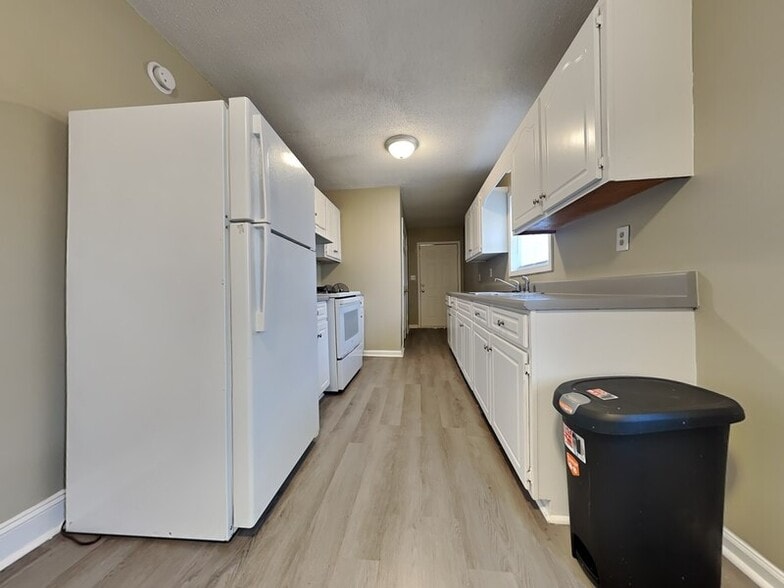 Building Photo - 481 Iota Ave S