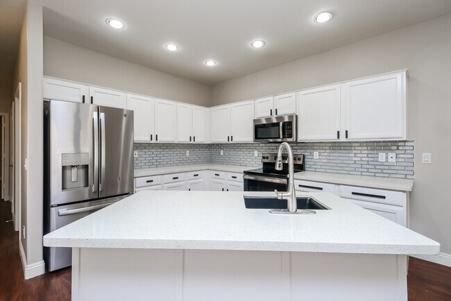 Building Photo - 926 E Madeline Dr
