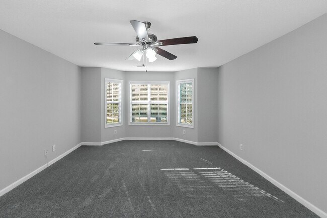 Building Photo - Adorable 3BR / 2Bath Home in Griffin! 1 Acre Lot!