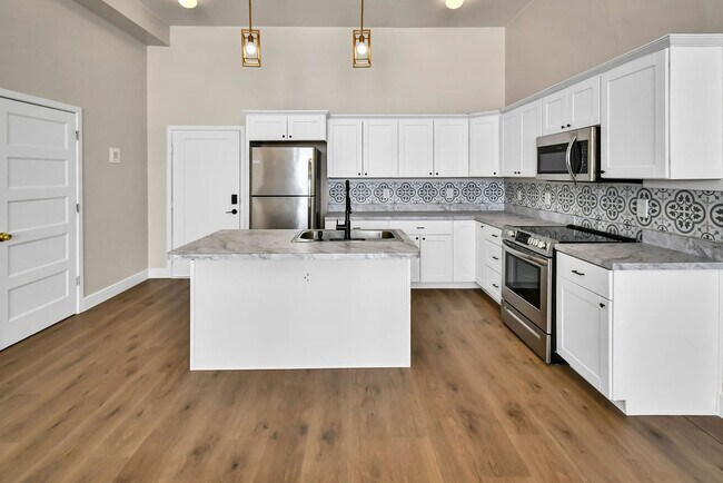 Building Photo - VINTAGE VAULT