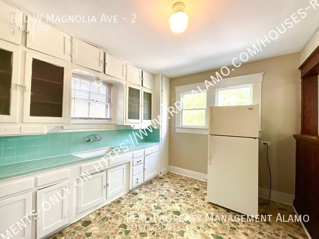 Building Photo - 810 W Magnolia Ave