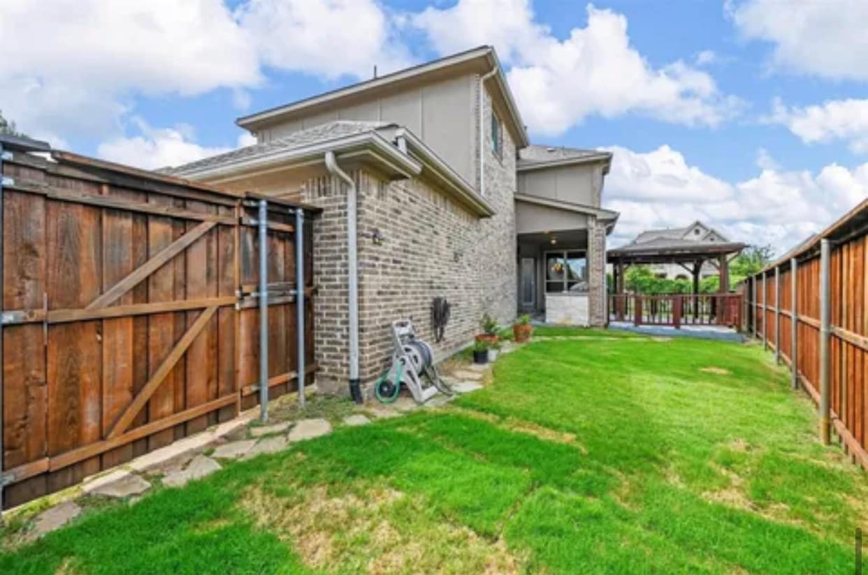 Building Photo - 1018 Ivy Charm Way