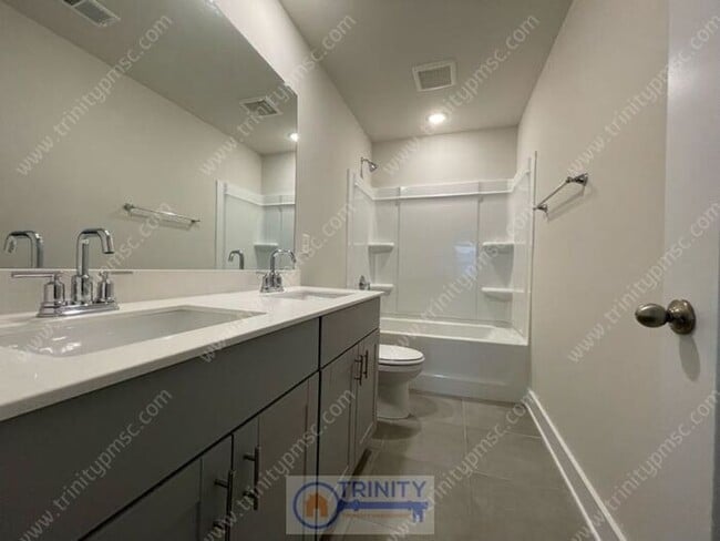 Building Photo - Beautiful and spacious! Ready for move in!