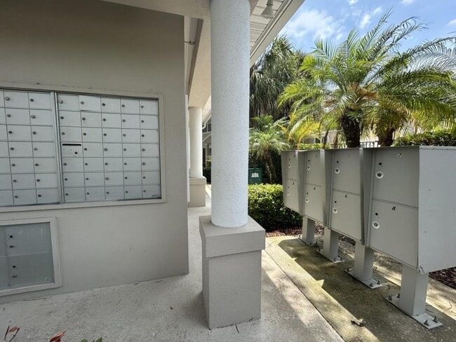 Building Photo - 15835 Fishhawk Falls Dr