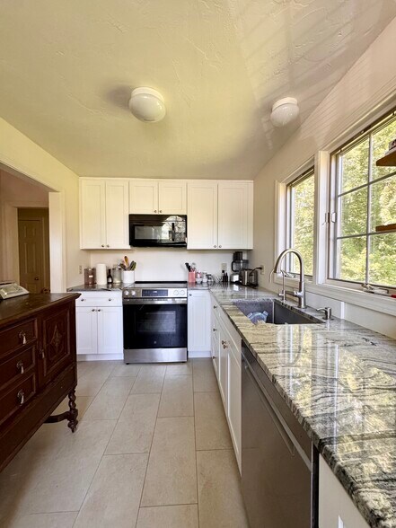 Building Photo - 12 Birchwood Ln