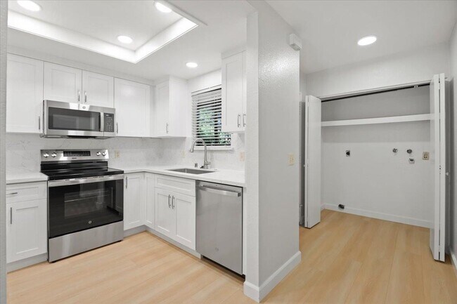 Building Photo - 1446 Chateau Common