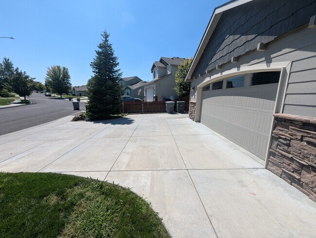 Building Photo - 1523 Sacajawea Ave