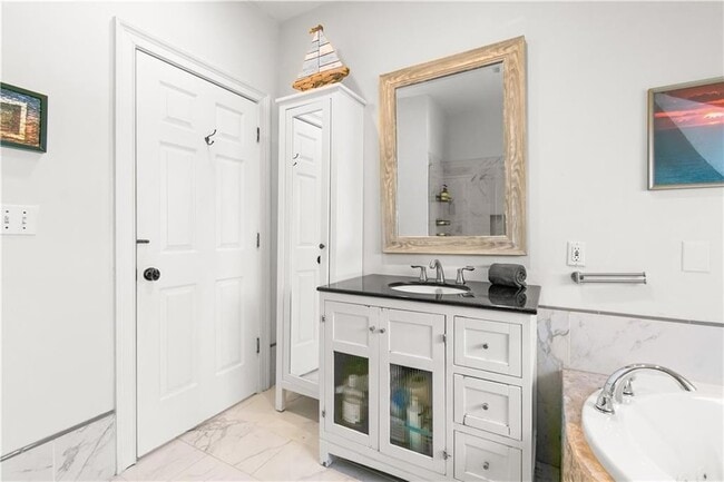 Building Photo - 565 Harold Ave NE