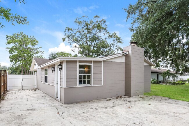 Building Photo - 3 BR/2BA | Newly Renovated Single Family Home |  Front and Back yard | In Jacksonville!