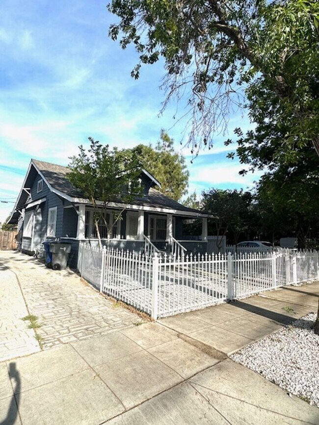 Building Photo - Charming 3 Bed / 1 Bath Home in the Heart of the Tower District