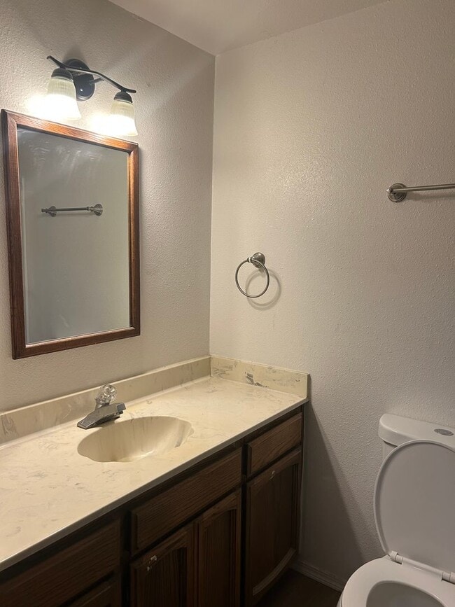 Building Photo - 3 Bedroom 2 Bath Single Family Home