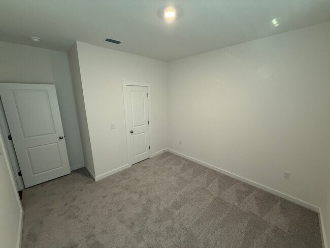 Building Photo - Free Wi-Fi for the first year! 4 Bed/2 Bat...