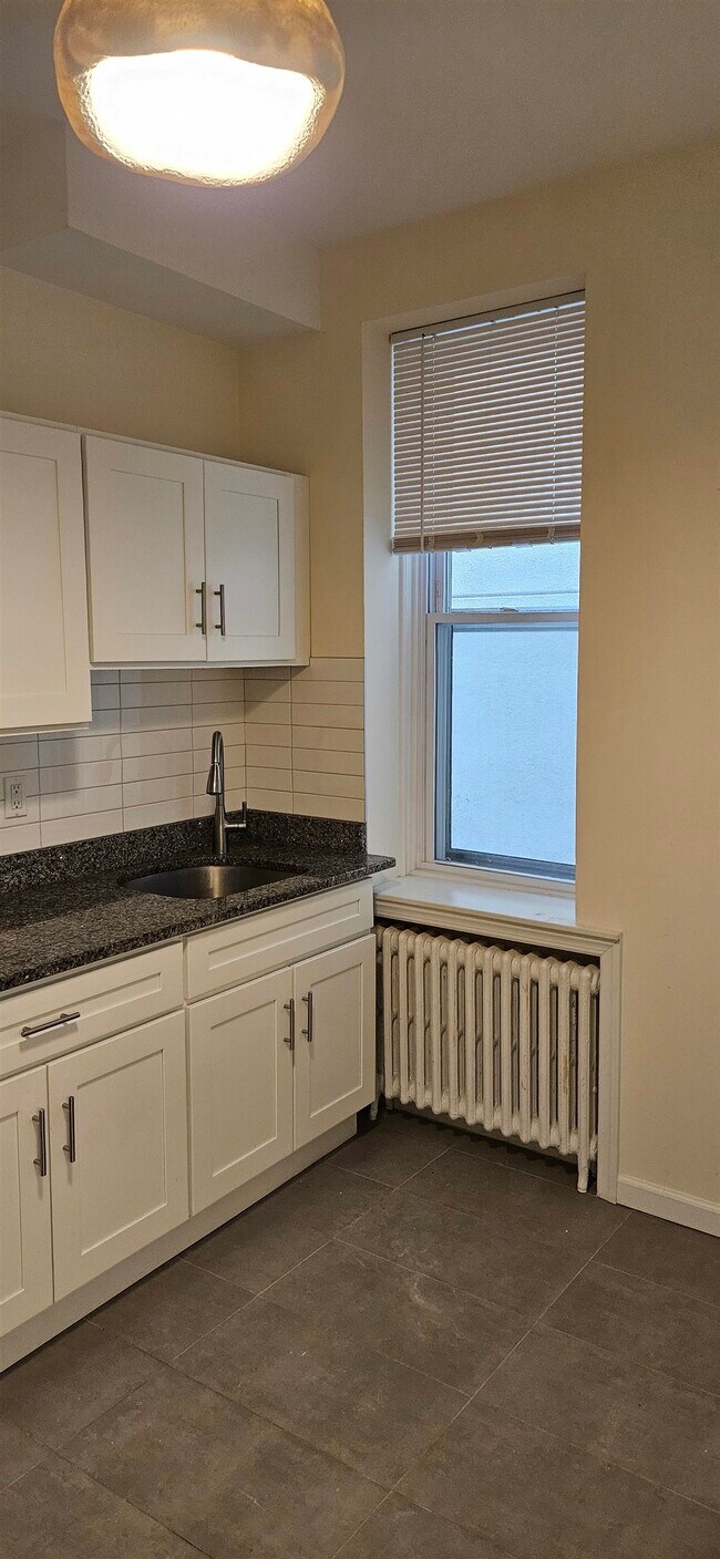 Building Photo - 327 Jackson St