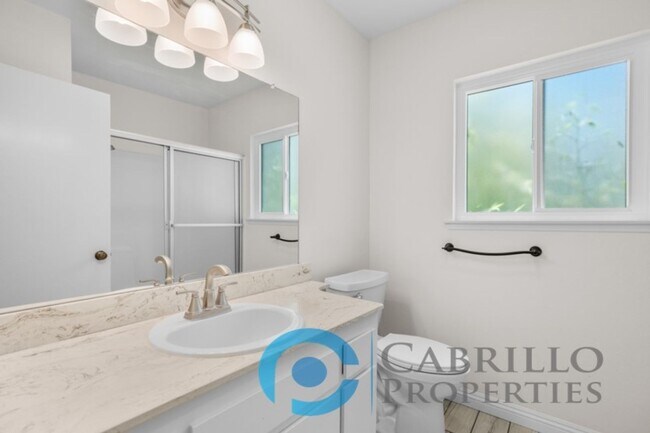 Building Photo - Beautiful 2bd/2ba 2nd Floor Condo with Bra...