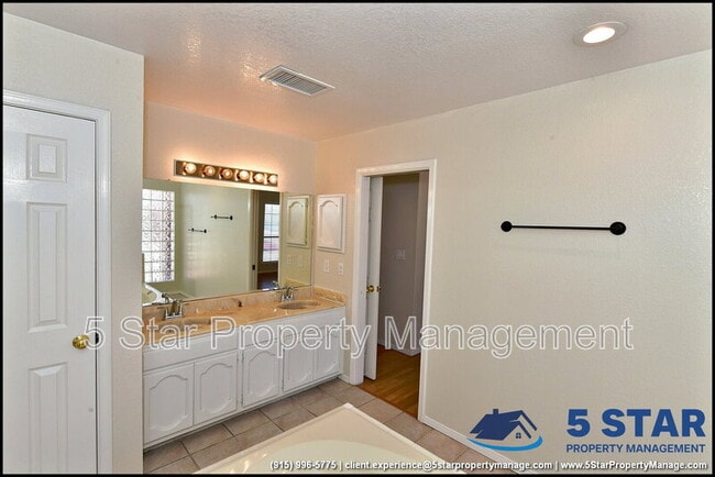 Building Photo - 11620 Laura Marie Dr