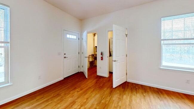 Building Photo - 2 bed, 1 bath apartment with washer and dryer included (85 Griffin Ln #102)