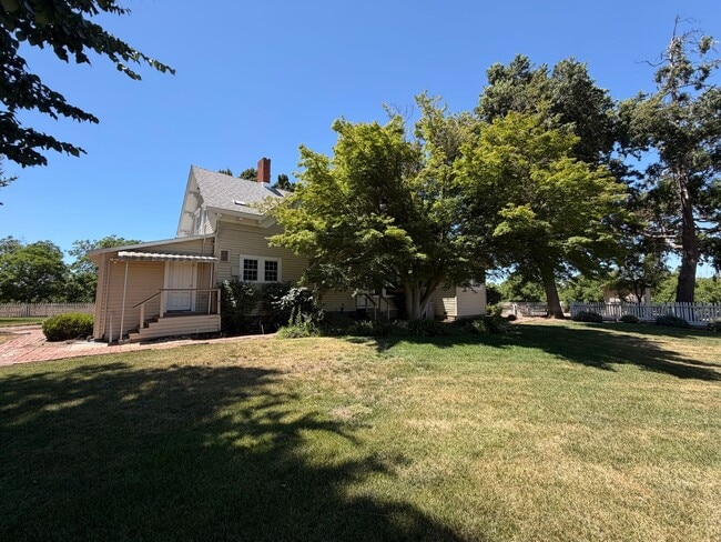 Building Photo - Large 5-6 Bedroom 2 Bath country home