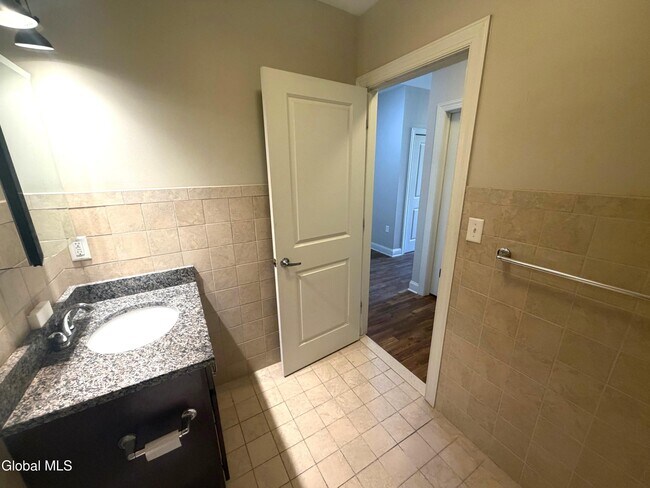 Building Photo - 733 Broadway