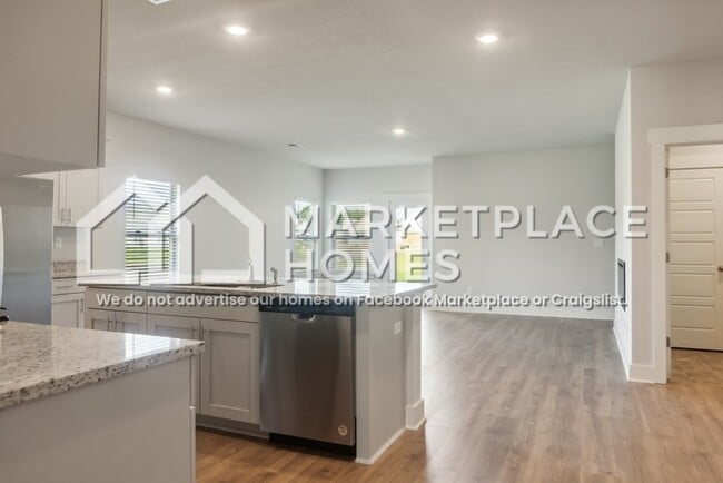 Building Photo - 2070 Hyacinth Ln