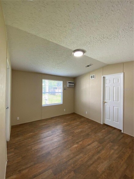 Building Photo - 37412 Carringer Rd