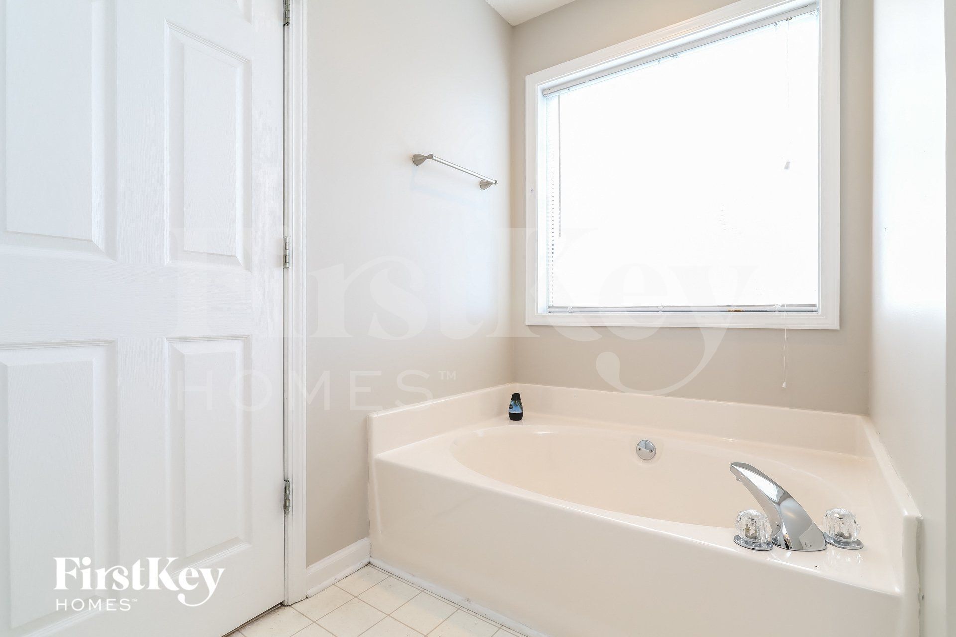 Building Photo - 3240 Hilltop Cir