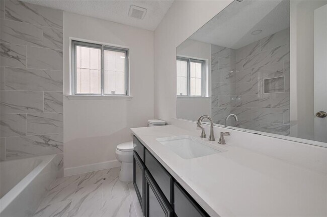 Building Photo - 15934 Barbarossa Dr