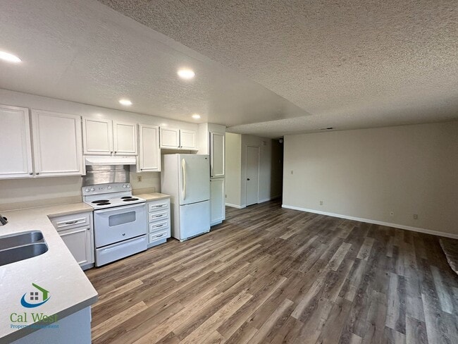 Building Photo - 421 Gwinn Ct