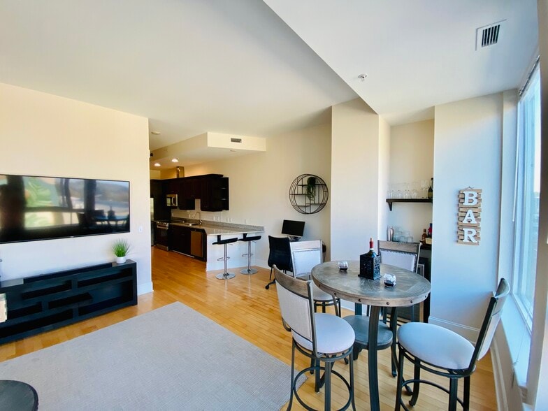 Building Photo - 400 W North St