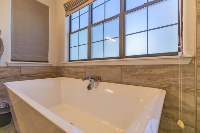 Building Photo - Beautiful Home in the Golf Course Area