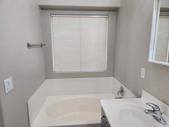 Building Photo - Norterra 4 bed/2 bath Rental Home Available!