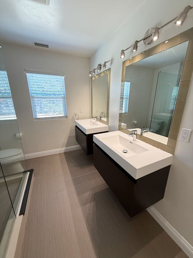 Building Photo - Beautifully Upgraded 4 Bed/2 Bath Single-L...