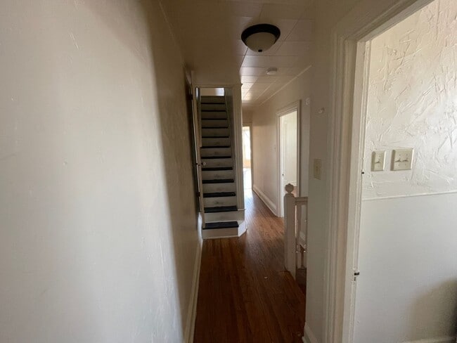 Building Photo - Large Five Bedroom 1.5 Bathroom In York!