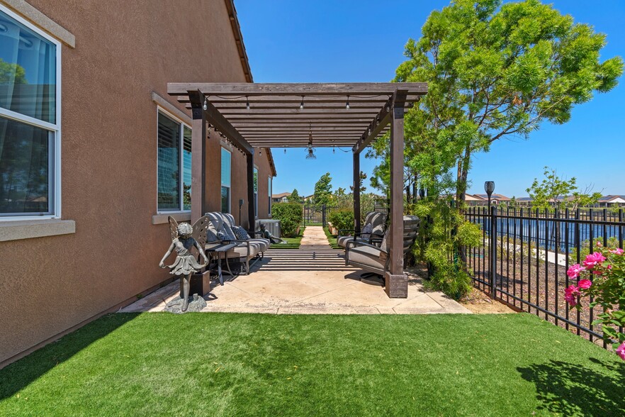 Building Photo - 377 Silver Ridge Dr