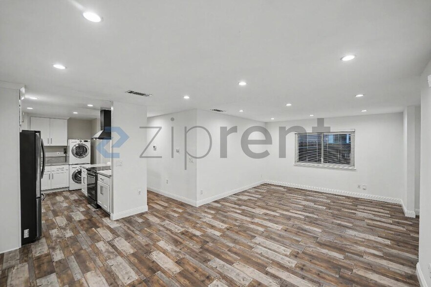 Building Photo - Unit